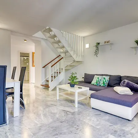 Two-floor Penthouse W/ Tub & Outdoor Terrace Appartamento