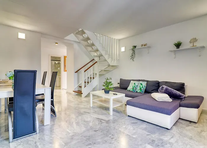 Two-floor Penthouse W/ Tub & Outdoor Terrace Apartman